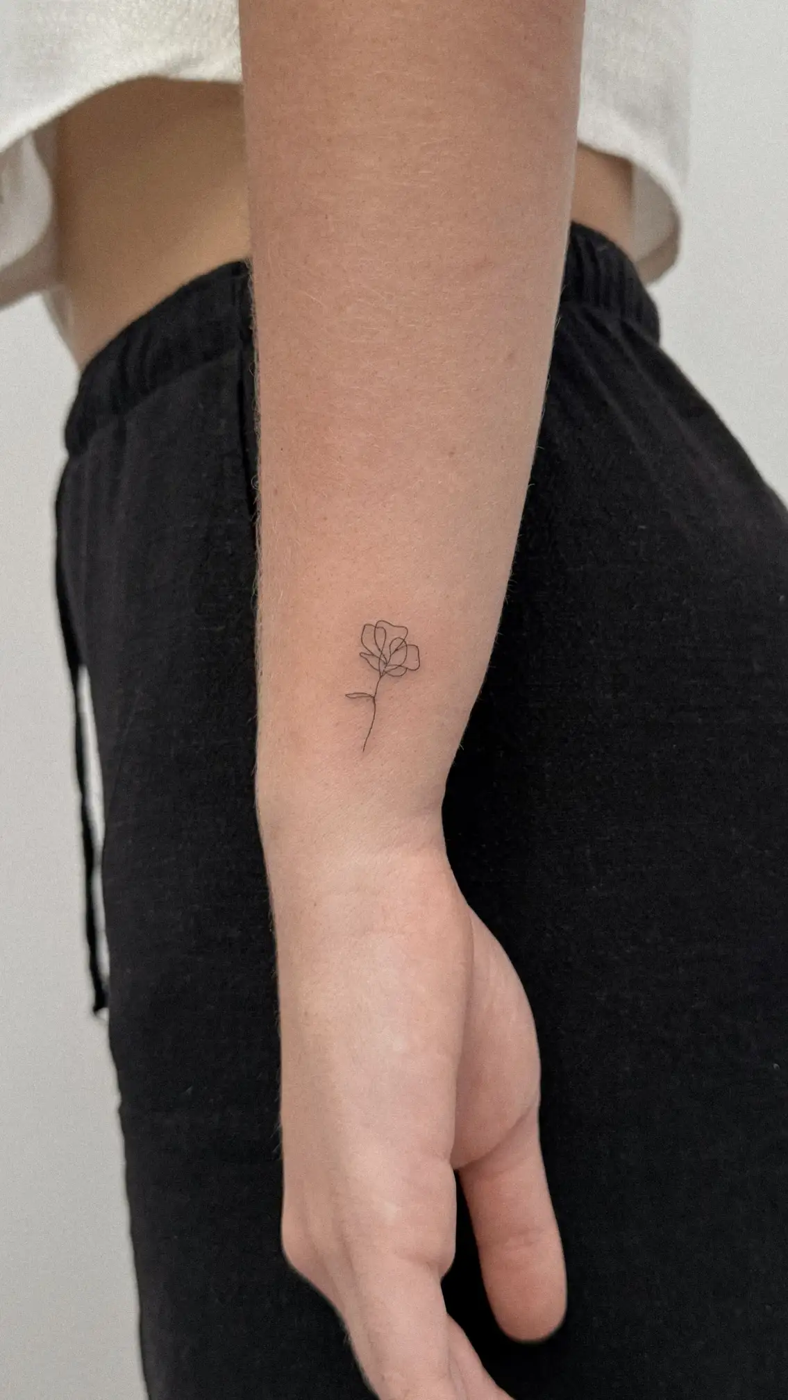 Tatuaje de linea fina (fineline) de una rosa