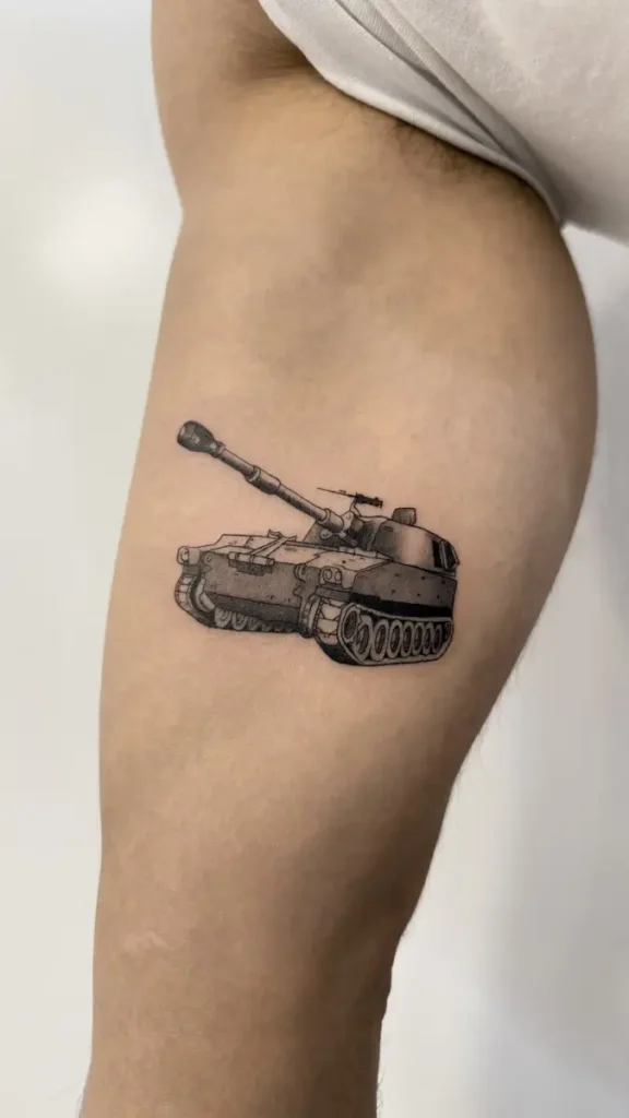 Tatuaje estilo microrealismo de un tanque en un brazo