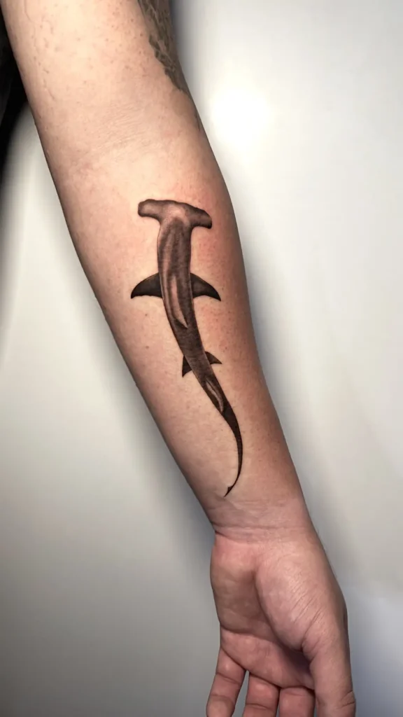 Tatuaje de estilo realismo de un pez tiburón martillo